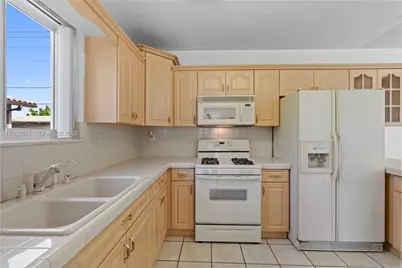 661 W 50th Pl, Hialeah, FL 33012 - Photo 36