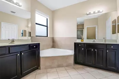 8788 W 35th Ct, Hialeah, FL 33018 - Photo 22