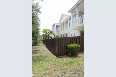 10770 NW 74th Ln, Doral, FL 33178 - Photo 4