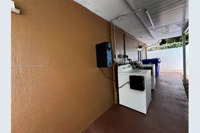 1043 NW 33rd St #Front, Miami, FL 33127 - Photo 32