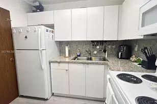 2899 Collins Ave, Miami Beach, FL 33140 - Photo 2