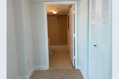 7600 Collins Ave #1008, Miami Beach, FL 33141 - Photo 8