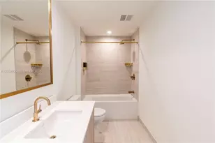 77 SE 5th St, Miami, FL 33131 - Photo 10