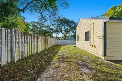 8666 SW 14th St, Pembroke Pines, FL 33025 - Photo 22