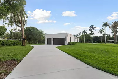 360 Holly Ln, Plantation, FL 33317 - Photo 4