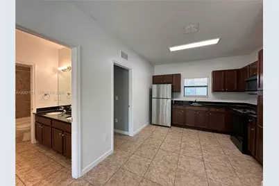 1035 NE 10th Ave #3, Fort Lauderdale, FL 33304 - Photo 1