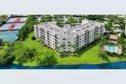 3500 Oaks Clubhouse Dr #207, Pompano Beach, FL 33069 - Photo 2