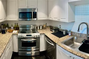 7800 Collins Ave, Miami Beach, FL 33141 - Photo 16
