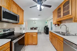 320 NE 59th Ct, Oakland Park, FL 33334 - Photo 10