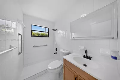 1055 NW 32nd Ct, Miami, FL 33125 - Photo 18