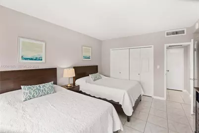 5601 Collins Ave #1216, Miami Beach, FL 33140 - Photo 12