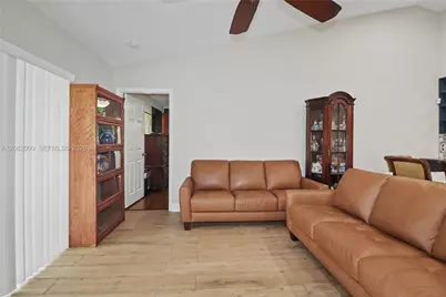 572 SE 18th Dr, Homestead, FL 33033 - Photo 6