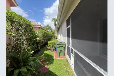1540 W Lacosta Dr W, Pembroke Pines, FL 33027 - Photo 34