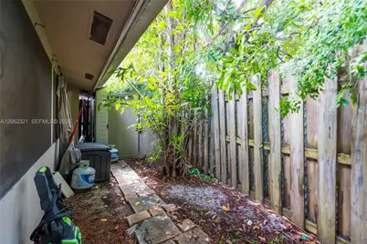 2115 NE 15th Ave, Wilton Manors, FL 33305 - Photo 22