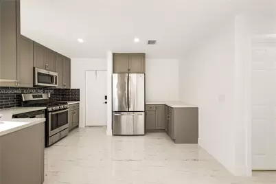 2111 N 14th Ct, Hollywood, FL 33020 - Photo 14