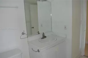 9320 Fontainebleau Blvd, Miami, FL 33172 - Photo 12