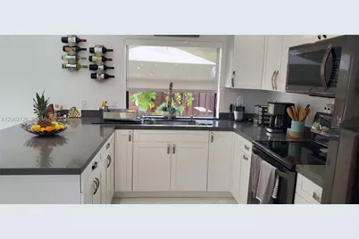 6005 NW 170th Ter, Hialeah, FL 33015 - Photo 2