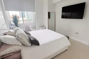 170 SE 14th St, Miami, FL 33131 - Photo 12