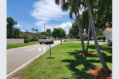 7927 NW 50th St, Lauderhill, FL 33351 - Photo 32