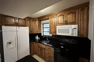 7880 NW 11th St, Pembroke Pines, FL 33024 - Photo 10