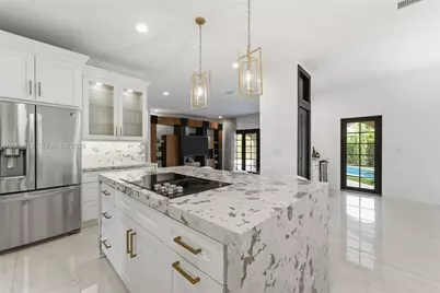 8215 Grand Canal Dr, Miami, FL 33144 - Photo 10