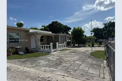 562 E 44th St, Hialeah, FL 33013 - Photo 4