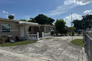 562 E 44th St, Hialeah, FL 33013 - Photo 4