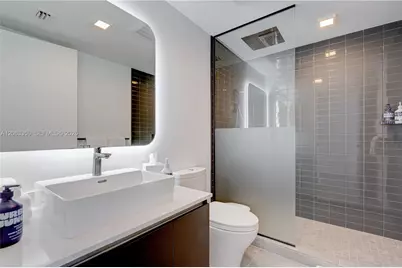 227 NE 2nd St #2500, Miami, FL 33132 - Photo 10