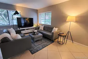 40 Wimbledon Lake Dr, Plantation, FL 33324 - Photo 4