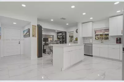 11621 NW 58th Pl, Hialeah, FL 33012 - Photo 2