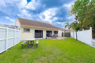 18772 NW 80th Ct, Hialeah, FL 33015 - Photo 18