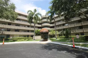 900 Colony Point Cir, Pembroke Pines, FL 33026 - Photo 1