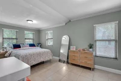 930 NE 132nd St, North Miami, FL 33161 - Photo 14