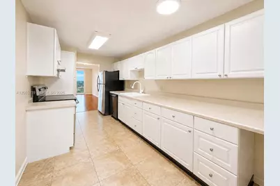 250 Jacaranda Dr #805, Plantation, FL 33324 - Photo 2
