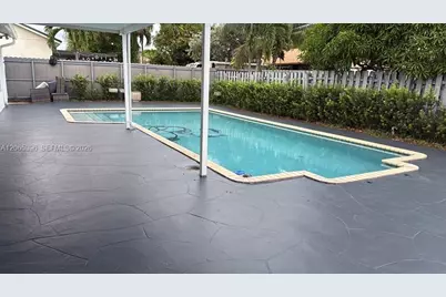 19631 NW 57th Pl, Hialeah, FL 33015 - Photo 12