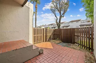 10050 NW 9th St Cir, Miami, FL 33172 - Photo 32