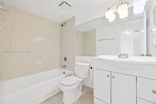 10050 NW 9th St Cir, Miami, FL 33172 - Photo 18