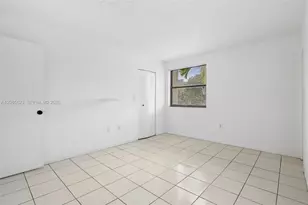 10050 NW 9th St Cir, Miami, FL 33172 - Photo 10