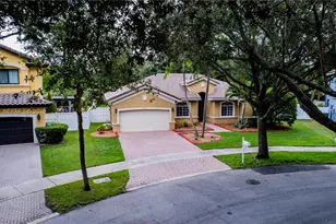 2823 Poinciana Cir, Cooper City, FL 33026 - Photo 2
