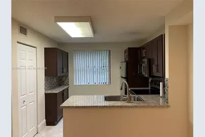 10101 W Sunrise Blvd #106, Plantation, FL 33322 - Photo 2