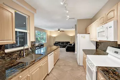 9308 NW 8th Cir, Plantation, FL 33324 - Photo 12