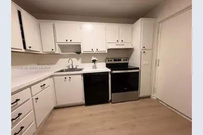 7400 Miami Lakes Dr #D107, Miami Lakes, FL 33014 - Photo 8