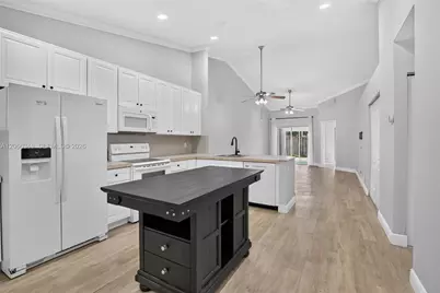 11065 NW 38th Pl, Sunrise, FL 33351 - Photo 6