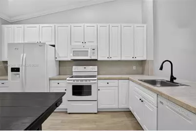 11065 NW 38th Pl, Sunrise, FL 33351 - Photo 8