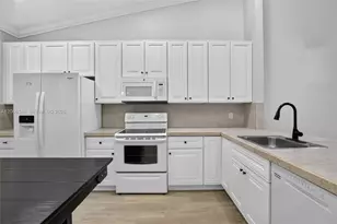 11065 NW 38th Pl, Sunrise, FL 33351 - Photo 8