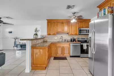 2721 NE 8th Ave, Pompano Beach, FL 33064 - Photo 10