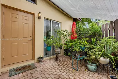 139 Essex Rd #4-28, Hollywood, FL 33024 - Photo 2