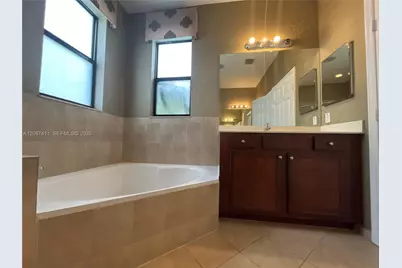 8843 W 34th Ave, Hialeah, FL 33018 - Photo 18