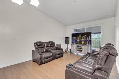 6760 NW 186th Ter, Hialeah, FL 33015 - Photo 10