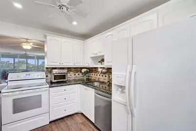 605 Oaks Dr #504, Pompano Beach, FL 33069 - Photo 4